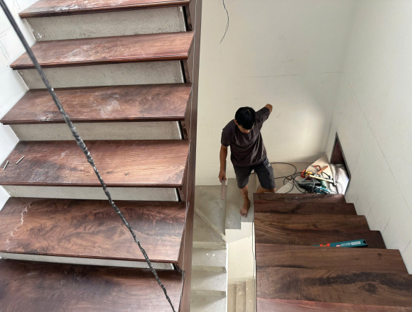 Thi công cầu thang gỗ óc chó