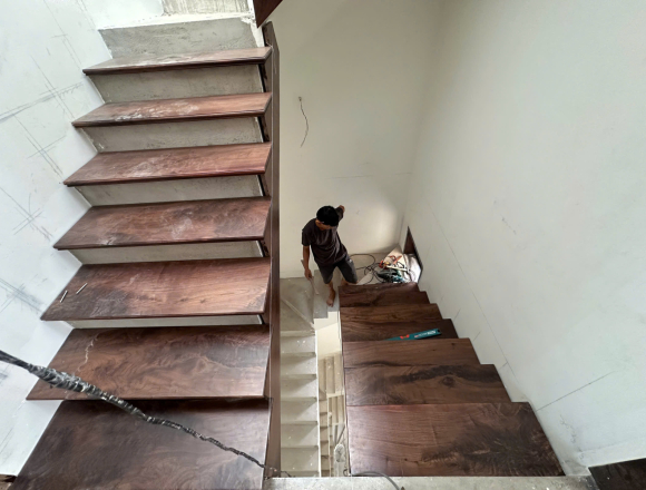 Thi công cầu thang gỗ óc chó
